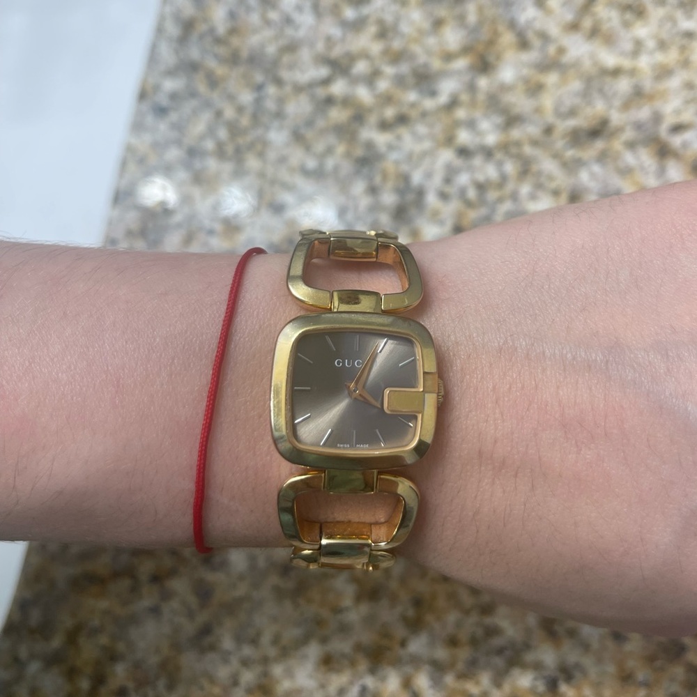 Gucci women's watch in elegant gold almost new, perfect condition in its box